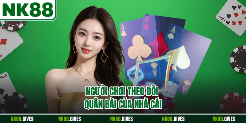 Người chơi theo dõi quân bài của nhà cái